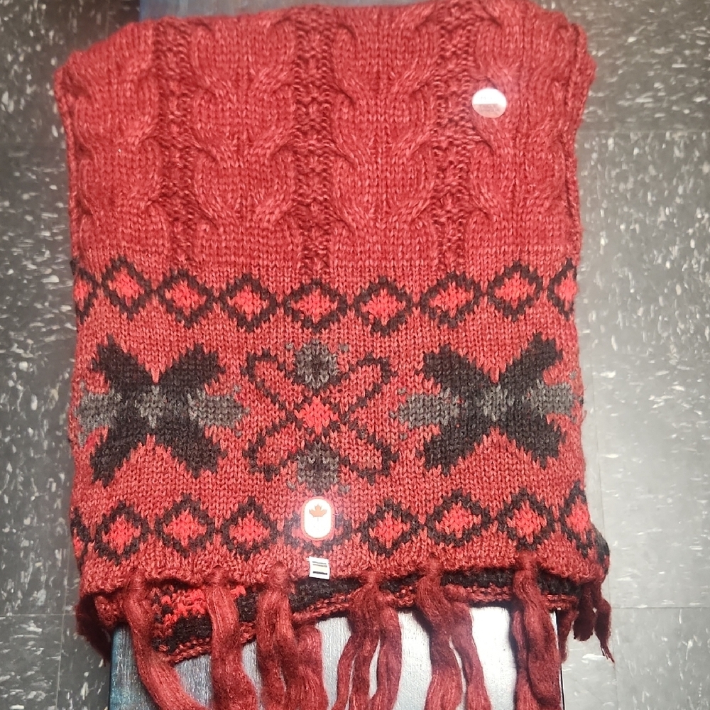 Canadian olympic knit scarf with black geometric patterns.
New Os (C1)